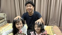 Gemas! Pria yang dikenal dengan sebutan ‘onyo’ itu turut merayakan ulang tahun adik-adiknya, Thalia dan Thania. Sudah ada dua kue ulang tahun cokelat yang disiapkan. Foto: Instagram @betrandpetoputraonsu