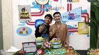 Menemani sang ayah, pria 19 tahun ini ikut merayakan anniversary MOP Channel yang didirikan oleh Ruben Onsu. Mereka merayakannya dengan potong tumpeng nasi kuning bersama. Foto: Instagram @betrandpetoputraonsu