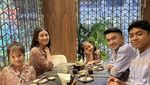Intip Hangatnya Momen Betrand Peto Makan Bareng Keluarga