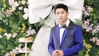 Betrand Peto mengungkap dirinya menahan diri bermain bola karena masih penyembuhan usai cedera. Tak hanya itu, ia juga sempat ungkap alasan sering glendotan dengan Sarwendah.  Foto: Instagram @betrandpetoputraonsu