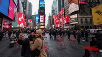 Orang-orang berswafoto di Times Square di Manhattan, New York City, AS, 24 Desember 2024. REUTERS/Marko Djurica 
