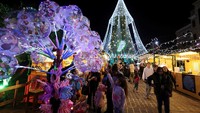 Orang-orang berkumpul di pasar Natal selama musim liburan di kota Byblos, Lebanon, 17 Desember 2024. REUTERS/Mohamed Azakir 