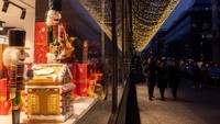 Orang-orang berjalan di bawah lampu Natal di sepanjang jalan perbelanjaan Friedrichstrasse selama musim Natal di Berlin, Jerman, 10 Desember 2024. REUTERS/Lisi Niesner 
