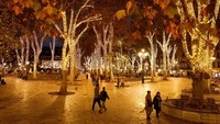 Orang-orang berjalan di antara pepohonan yang diterangi lampu Natal di Parque del Arenal, Bilbao, Spanyol, 2 Desember 2024. REUTERS/Vincent West 