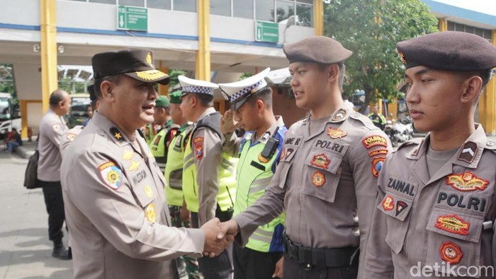 Brigjen Pol M Mustaqim, Karo Renmin Itwasum Polri memberikan tali asih kepada anggota Polri dan TNi di Pos Pelayanan Terminal Purabaya.