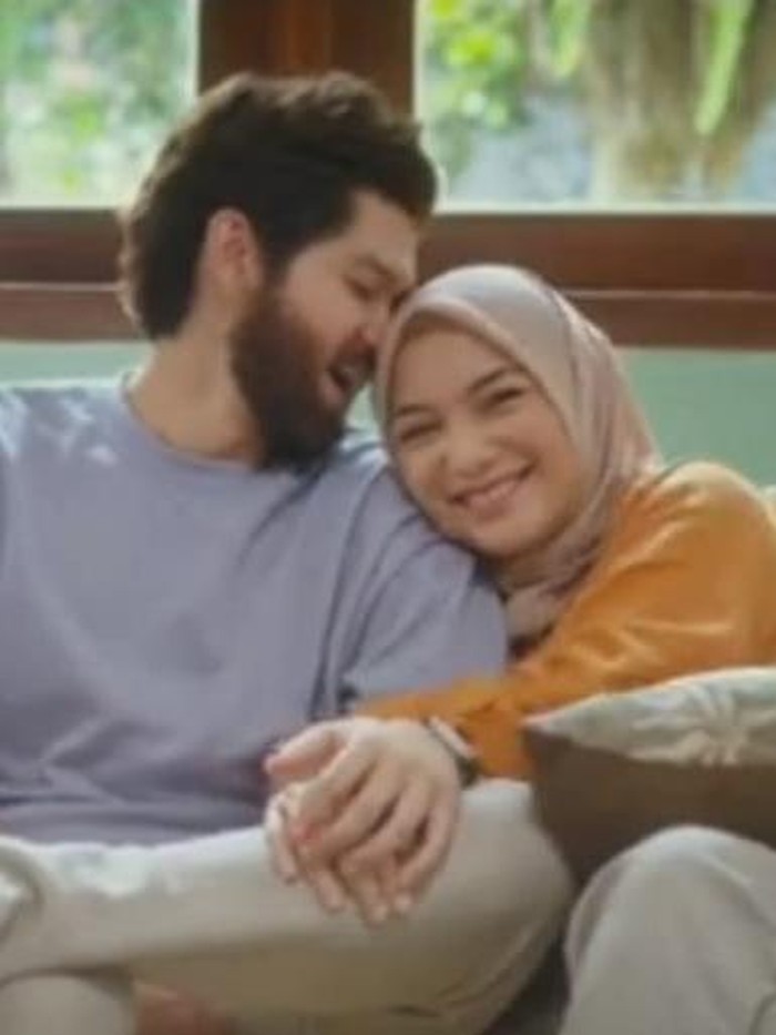 Citra Kirana Citra Kirana dan Rezky Aditya dipasangkan dalam film Keajaiban Air Mata Wanita.