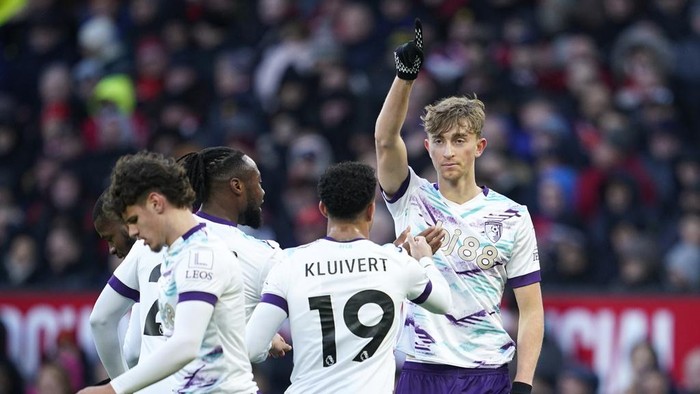 Bournemouths Dean Huijsen celebrates after scoring his sides first goal during the English Premier League soccer match between Manchester United and Bournemouth at the Old Trafford stadium in Manchester, England, Sunday, Dec. 22, 2024. (AP Photo/Dave Thompson)