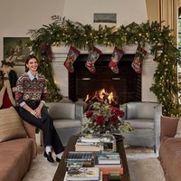 Dalam video tersebut, Kendall mengenakan sweater warna-warni di atas kemeja berkerah, dipadukan dengan celana hitam dan sepatu loafer hitam. (Foto: Instagram/@archdigest)