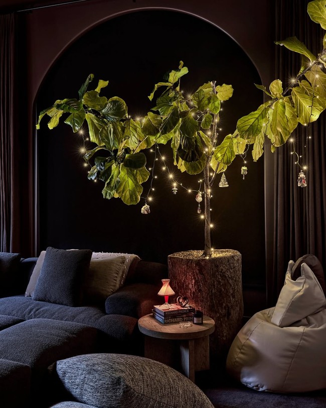 Kendall juga bercerita bahwa ornamen Natalnya adalah koleksi asli Christopher Radko yang diwariskan oleh ibunya, Kris Jenner. Selain itu, patung Santa Claus besar di rumahnya adalah peninggalan dari masa kecilnya. (Foto: Instagram/@archdigest)