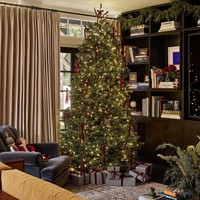 Ia mengajak tur singkat di ruang tamu dan ruang makannya, menampilkan pengaturan meja makan untuk Natal, perapian kayu yang menyala, dan pohon Natal yang bersinar. (Foto: Instagram/@archdigest)