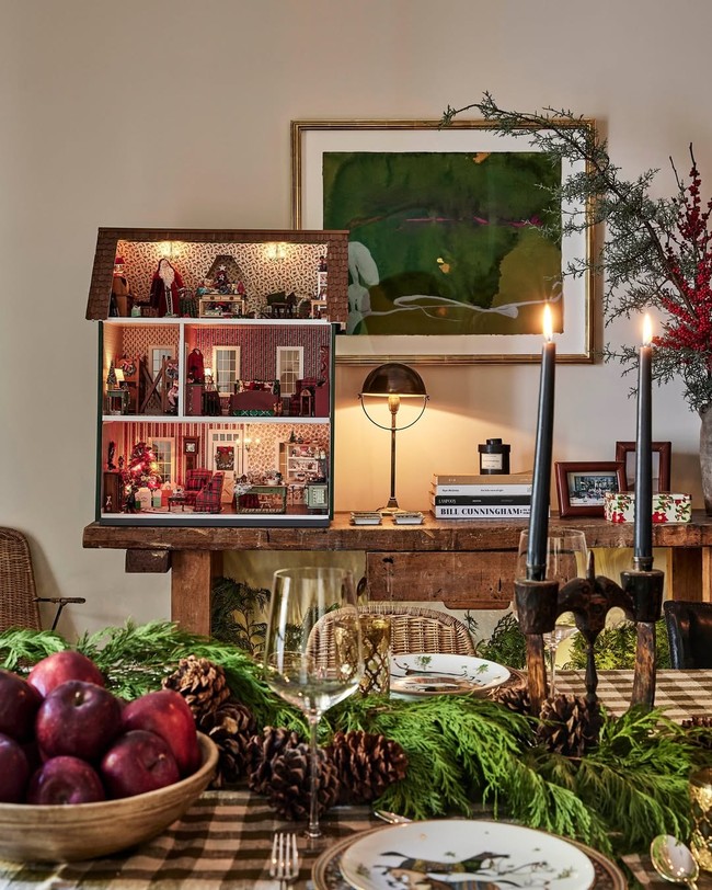 Kendall mengungkapkan bahwa ia lebih menyukai dekorasi yang terasa organik. Pohon Natalnya dihiasi dengan ornamen alami seperti biji pohon ek dan kerucut pinus. (Foto: Instagram/@archdigest)