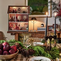 Kendall mengungkapkan bahwa ia lebih menyukai dekorasi yang terasa organik. Pohon Natalnya dihiasi dengan ornamen alami seperti biji pohon ek dan kerucut pinus. (Foto: Instagram/@archdigest)