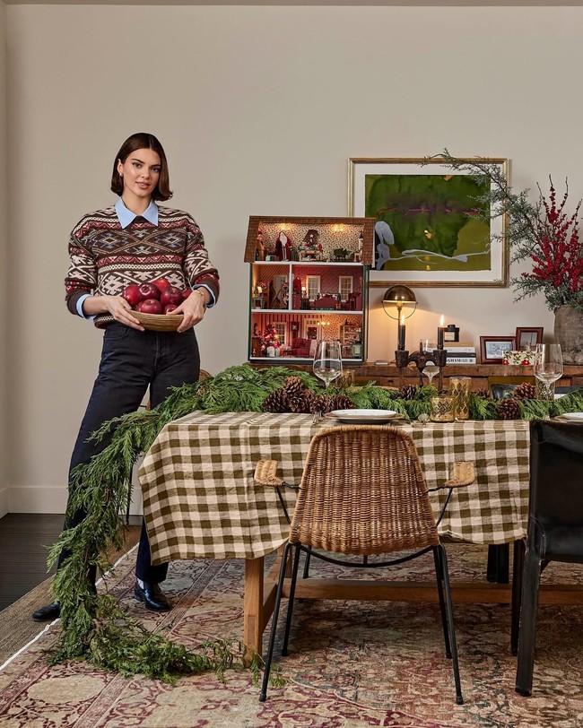 Model tersebut juga menambahkan bahwa Martha Stewart menjadi inspirasi untuk mood board-nya tahun ini. Kakak Kylie Jenner ini cenderung menyukai dekorasi bernuansa vintage. (Foto: Instagram/@archdigest)