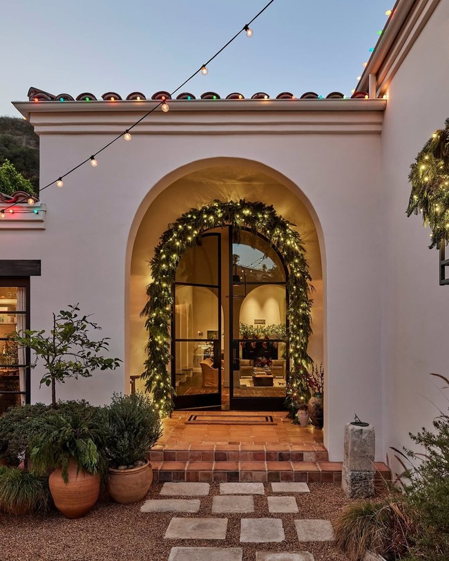 Kendall juga mengungkapkan betapa emosionalnya ia tentang ornamen Natal yang diwariskan ibunya. (Foto: Instagram/@archdigest)