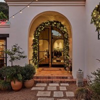 Kendall juga mengungkapkan betapa emosionalnya ia tentang ornamen Natal yang diwariskan ibunya. (Foto: Instagram/@archdigest)