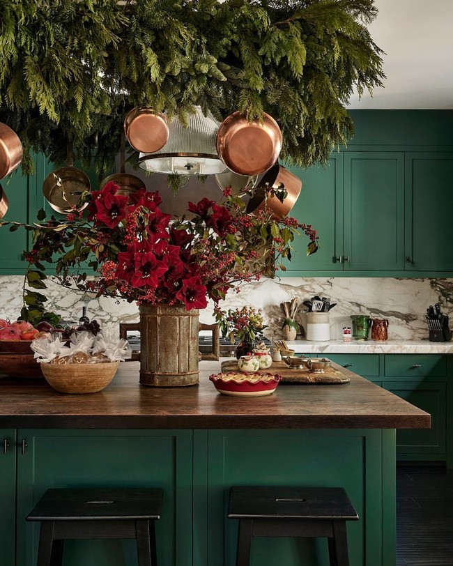 Kendall menekankan betapa ia senang menjadi perekat di antara teman-temannya, mengumpulkan mereka untuk menciptakan kenangan bersama. Salah satu permainan favoritnya yang sering dimainkan di ruang tamunya adalah Mafia. (Foto: Instagram/@archdigest)