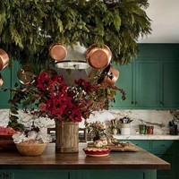 Kendall menekankan betapa ia senang menjadi perekat di antara teman-temannya, mengumpulkan mereka untuk menciptakan kenangan bersama. Salah satu permainan favoritnya yang sering dimainkan di ruang tamunya adalah Mafia. (Foto: Instagram/@archdigest)