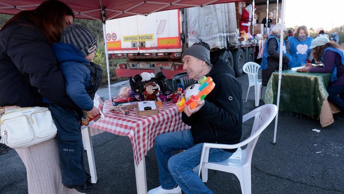 βDokterβ Mainan yang Bawa Kebahagiaan Natal bagi Keluarga Kurang Mampu Retired aviation technician, Guido Pacelli, also known as 'Rome's 'Geppetto' shows to a child a toy he fixed to be given to underprivileged and sick children in Rome, Italy, December 12, 2024. REUTERS/Remo Casilli