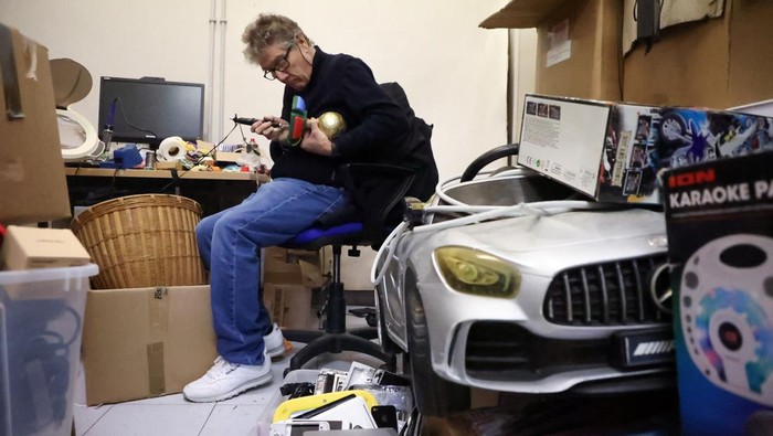 βDokterβ Mainan yang Bawa Kebahagiaan Natal bagi Keluarga Kurang Mampu Retired aviation technician, Guido Pacelli, also known as 'Rome's 'Geppetto' works on a broken toy to be fixed and given to underprivileged and sick children in Rome, Italy, December 19, 2024. REUTERS/Antonio Denti