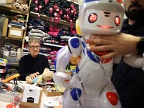 Dokter Mainan yang Bawa Kebahagiaan Natal bagi Keluarga Kurang Mampu