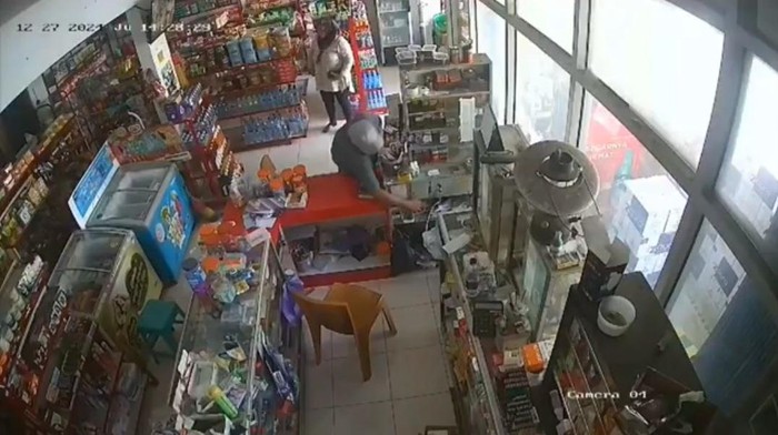 Dua orang yakni perempuan dan laki-laki yang masuk ke salah satu minimarket di Karangmojo, Gunungkidul lalu curi HP.