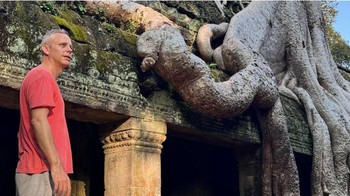 Lara Croft: Tomb Raider (2001) Starring: Angelina Jolie Location:Ta Prohm, near Angkor Wa Foto: Boredpanda