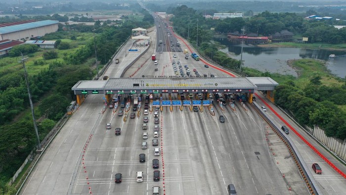 Foto udara sejumlah kendaraan melintas di Gerbang Tol Cikampek Utama 1 (kanan) dan Gerbang Tol CIkampek Utama 2 (kiri) di Kabupaten Karawang, Jawa Barat, Sabtu (28/12/2024). Pada H-4 libur Tahun Baru 2025 kendaraan yang melintas di Gerbang Tol Cikampek Utama terpantau ramai lancar dengan rincian hingga sore ini kendaran yang menuju Tol Cikopo-Palimanan sebanyak 27.872 kendaraan dan menuju Tol Jakarta-Cikampek 19.773 kendaraan. ANTARA FOTO/ Fakhri Hermansyah/foc.
