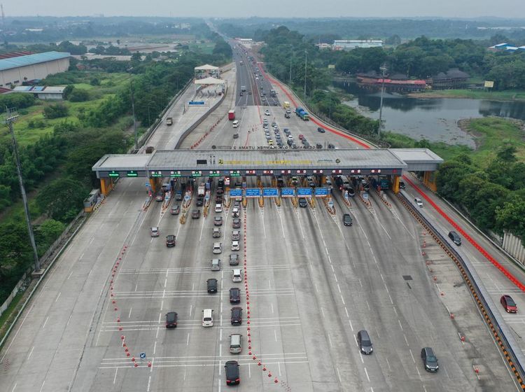 Foto Udara Arus Kendaraan di Gerbang Tol Cikampek Utama