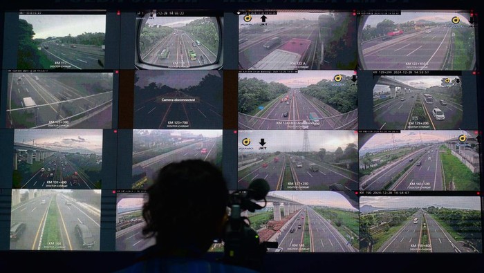Foto udara sejumlah kendaraan melintas di Gerbang Tol Cikampek Utama 1 (kanan) dan Gerbang Tol CIkampek Utama 2 (kiri) di Kabupaten Karawang, Jawa Barat, Sabtu (28/12/2024). Pada H-4 libur Tahun Baru 2025 kendaraan yang melintas di Gerbang Tol Cikampek Utama terpantau ramai lancar dengan rincian hingga sore ini kendaran yang menuju Tol Cikopo-Palimanan sebanyak 27.872 kendaraan dan menuju Tol Jakarta-Cikampek 19.773 kendaraan. ANTARA FOTO/ Fakhri Hermansyah/foc.