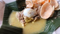 Salah satu makanan khas Cirebon adalah gado-gado ayam. Kuliner ini mudah dijumpai, salah satunya di dekat ATM Mandiri Perumnas, Jalan Ciremai Raya, Kecamatan Harjamukti, Kota Cirebon. Harganya Rp 15 ribu per porsi.