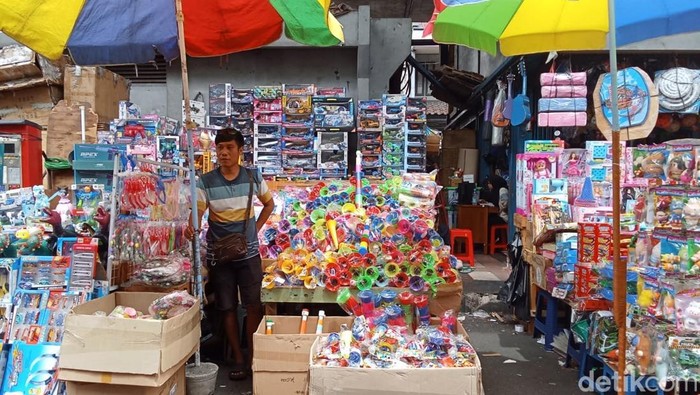 Geliat pedagang Pasar Asemka berjualan pernak-pernik tahun baru (Maulani/detikcom)