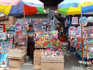 Pedagang Trompet Pasar Asemka Menanti Gebrakan Pembeli