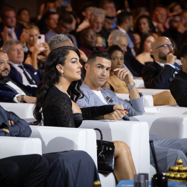 Georgina Rodriguez dikenal setia menemani Ronaldo ke berbagai acara dan negara. Baru-baru ini ia pun ikut Ronaldo mendapatkan penghargaan sebagai Top Scorer. Foto: Instagram Georgina Rodriguez