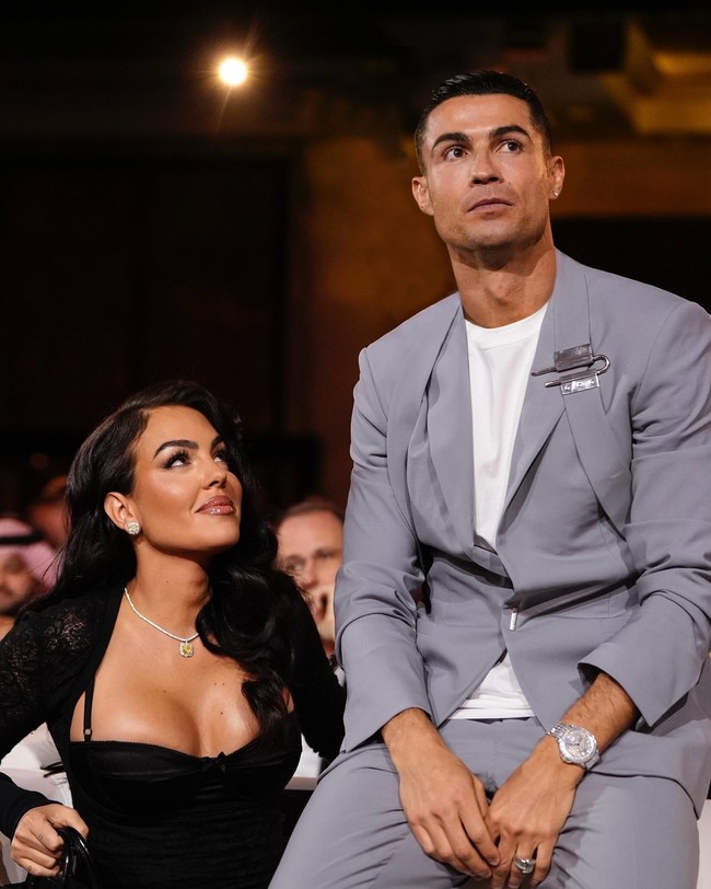 Kehadiran Georgina mengundang perhatian bukan hanya karena penampilannya yang seksi dan glamour. Wanita itu juga diperbincangkan karena diduga sudah dinikahi Cristiano. Foto: Instagram Georgina Rodriguez