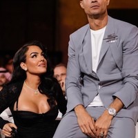 Kehadiran Georgina mengundang perhatian bukan hanya karena penampilannya yang seksi dan glamour. Wanita itu juga diperbincangkan karena diduga sudah dinikahi Cristiano. Foto: Instagram Georgina Rodriguez