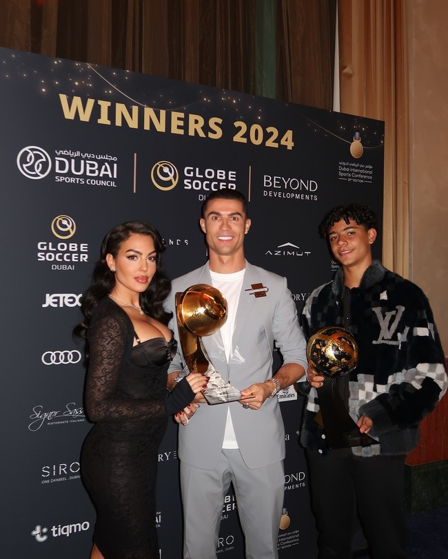 Cristiano Ronaldo baru saja mendapat penghargaan dari Globe Soccer Awards. Dalam acara tersebut, sang bintang lapangan ditemani oleh Georgina Rodriguez juga anaknya, Cristiano Junior. Foto: Instagram Georgina Rodriguez