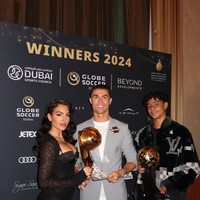 Cristiano Ronaldo baru saja mendapat penghargaan dari Globe Soccer Awards. Dalam acara tersebut, sang bintang lapangan ditemani oleh Georgina Rodriguez juga anaknya, Cristiano Junior. Foto: Instagram Georgina Rodriguez