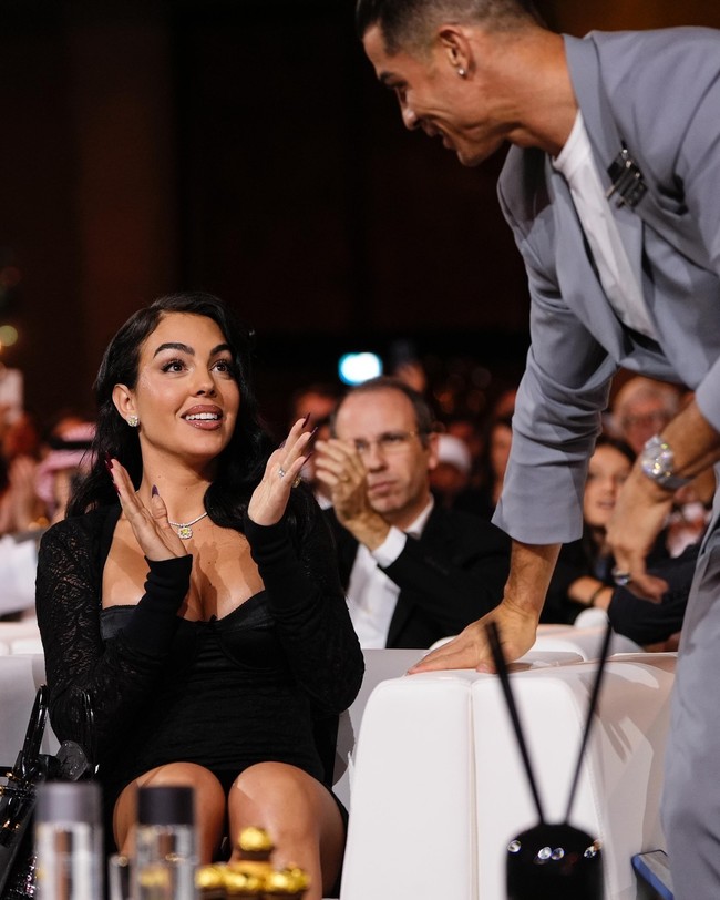 Momen Cristiano Ronaldo menyebut Georgina Rodriguez sebagai istrinya terjadi saat keduanya menghadiri Globe Soccer Dubai Awards 2024 di Dubai, Jumat (27/12/2024). Pada acara tersebut, Ronaldo meraih penghargaan Pemain Terbaik di Timur Tengah dan Pencetak Gol Terbayak Sepanjang Sejarah di Dubai. Foto: Instagram Georgina Rodriguez