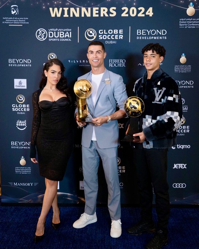 Rumor Georgina dan Cristiano sudah jadi suami istri muncul sejak tahun lalu. Perbincangan mengenai status hubungan mereka kembali muncul karena Cristiano menyebutnya dalam pidato.   “Sebuah kehormatan besar untuk memenangkan tropi ini. Anak sulungku ada di sini, istriku ada di sini. Georgina selalu mendukungku untuk terus bermain. Bulan depan, aku akan berusia 40 tapi aku belum selesai. Aku akan terus maju, karena aku menang, aku ingin jadi juara, aku ingin mencetak lebih banyak gol, aku ingin menang untuk timnas,” ujar Cristiano.  Foto: Instagram Georgina Rodriguez