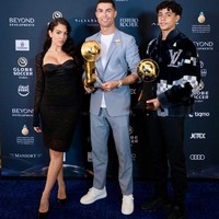Rumor Georgina dan Cristiano sudah jadi suami istri muncul sejak tahun lalu. Perbincangan mengenai status hubungan mereka kembali muncul karena Cristiano menyebutnya dalam pidato.   “Sebuah kehormatan besar untuk memenangkan tropi ini. Anak sulungku ada di sini, istriku ada di sini. Georgina selalu mendukungku untuk terus bermain. Bulan depan, aku akan berusia 40 tapi aku belum selesai. Aku akan terus maju, karena aku menang, aku ingin jadi juara, aku ingin mencetak lebih banyak gol, aku ingin menang untuk timnas,” ujar Cristiano.  Foto: Instagram Georgina Rodriguez