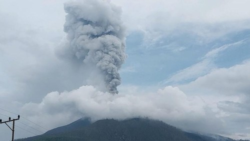 Gunung Lewotobi Laki-laki di Flores Timur, Nusa Tenggara Timur (NTT), kembali meletus pada Sabtu (28/12/2024). (Foto: PVMBG)