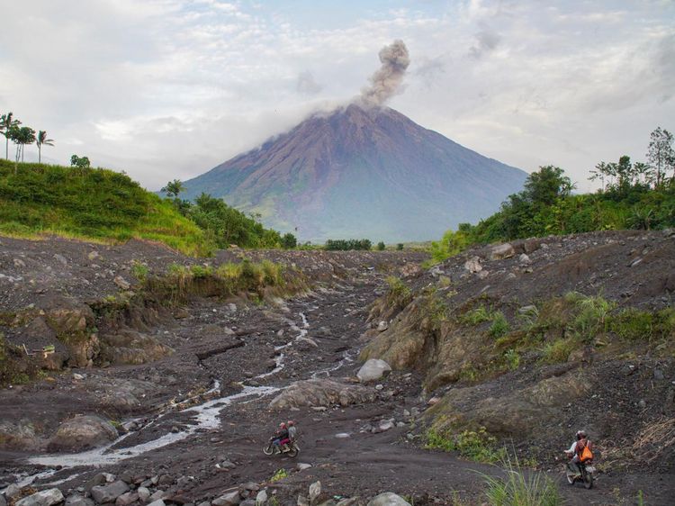 Gunung Semeru Erupsi Semburkan Abu Vulkanis Setinggi 700 Meter