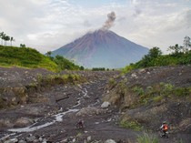 Gunung Semeru Erupsi Semburkan Abu Vulkanis Setinggi 700 Meter