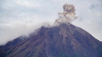 Kolom abu teramati berwarna putih hingga kelabu dengan intensitas sedang ke arah utara.