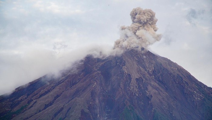Asap vulkanis keluar dari kawah Gunung Semeru terlihat dari Desa Supiturang, Lumajang, Jawa Timur, Sabtu (28/12/2024). Bedasarkan data Pusat Vulkanologi Mitigasi Bencana Geologi (PVMBG) terjadi erupsi pada pukul 05:21 WIB dengan tinggi kolom abu teramati 700 meter di atas puncak atau kurang lebih 4376 m di atas permukaan laut, kolom abu teramati berwarna putih hingga kelabu dengan intensitas sedang ke arah utara. ANTARA FOTO/Irfan Sumanjaya/nz