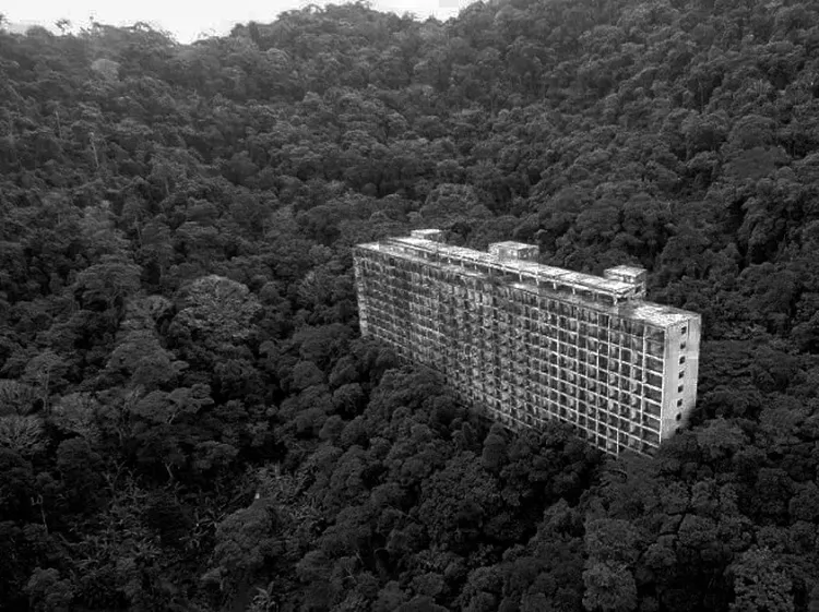 Terkuak! Potret Hotel Tengah Hutan Mangkrak dan Terlupakan 7 Dekade!