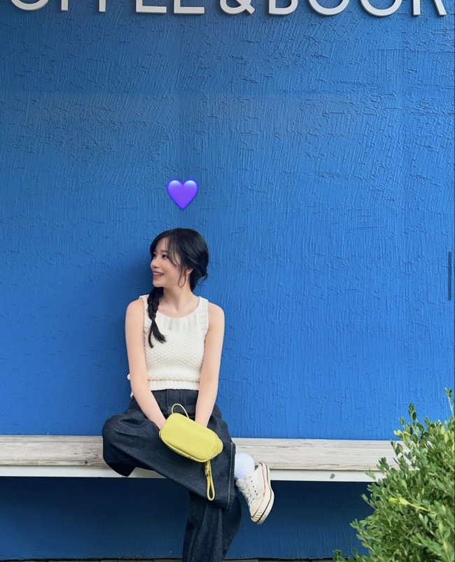 Dalam wawancaranya dengan Teen Vogue, Jo Yuri mengungkap bahwa dia selalu ingin berakting dan mempersiapkan dirinya sebagai aktris. Setelah grupnya IZ*ONE bubar, dia pun memulai debut akting sebagai pemain drama Korea Mimicus. Foto: dok. Instagram @zo__glasss