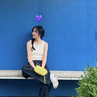 Dalam wawancaranya dengan Teen Vogue, Jo Yuri mengungkap bahwa dia selalu ingin berakting dan mempersiapkan dirinya sebagai aktris. Setelah grupnya IZ*ONE bubar, dia pun memulai debut akting sebagai pemain drama Korea Mimicus. Foto: dok. Instagram @zo__glasss