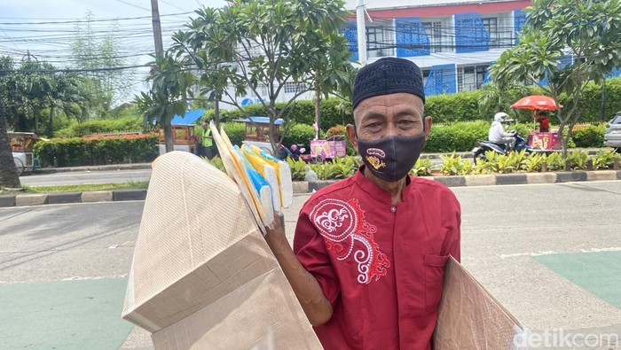 kakek Bandi berjualan tikar di sekitar Ragunan, Jaksel.
