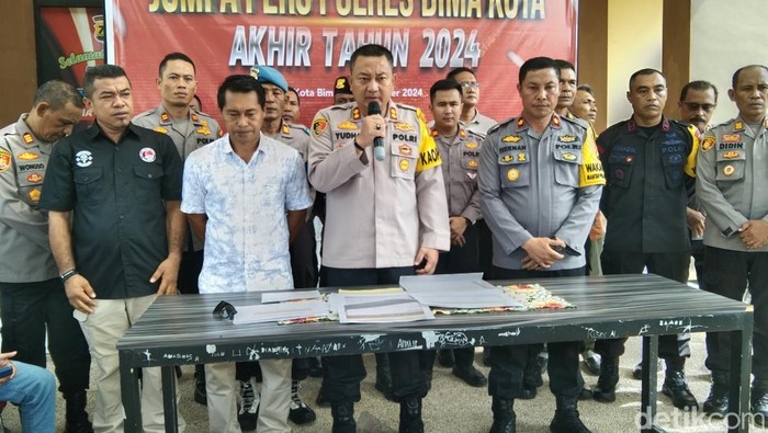 Kapolres Bima Kota, AKBP Yudha Pranata, saat konferensi pers akhir tahun di Mapolres Bima Kota, Sabtu (28/12/2024). (Foto: Rafiin/detikBali)